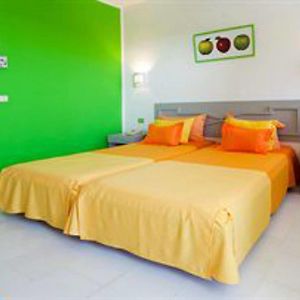 Zimmer mit Kingsize-Bett